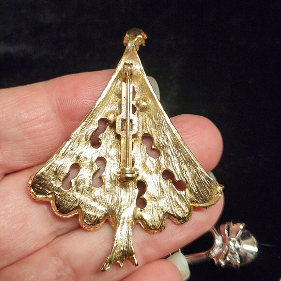 Set of 5 Christmas Cluster Pins Tree Poinsettia Bells Brooch Metallics Vintage - Picture 4 of 12